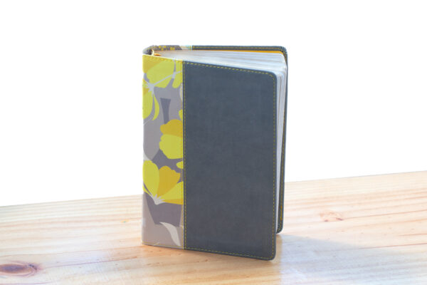 Santa Biblia NTV Letra Grande, Edicion Compacta, Sentipiel duotono, gris y amarillo