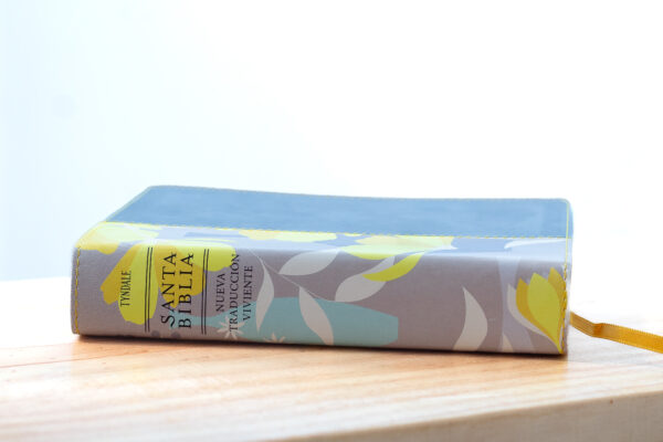 Santa Biblia NTV Letra Grande, Edicion Compacta, Sentipiel duotono, gris y amarillo