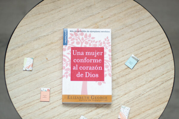 Una Mujer Conforme Al Corazon de Dios (Bolsillo)