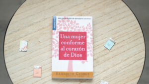 Una Mujer Conforme Al Corazon de Dios (Bolsillo)