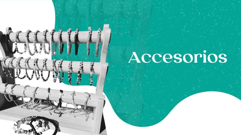 Exhibición de pulseras y accesorios artesanales en un stand de madera, con diseños cristianos únicos y significativos.